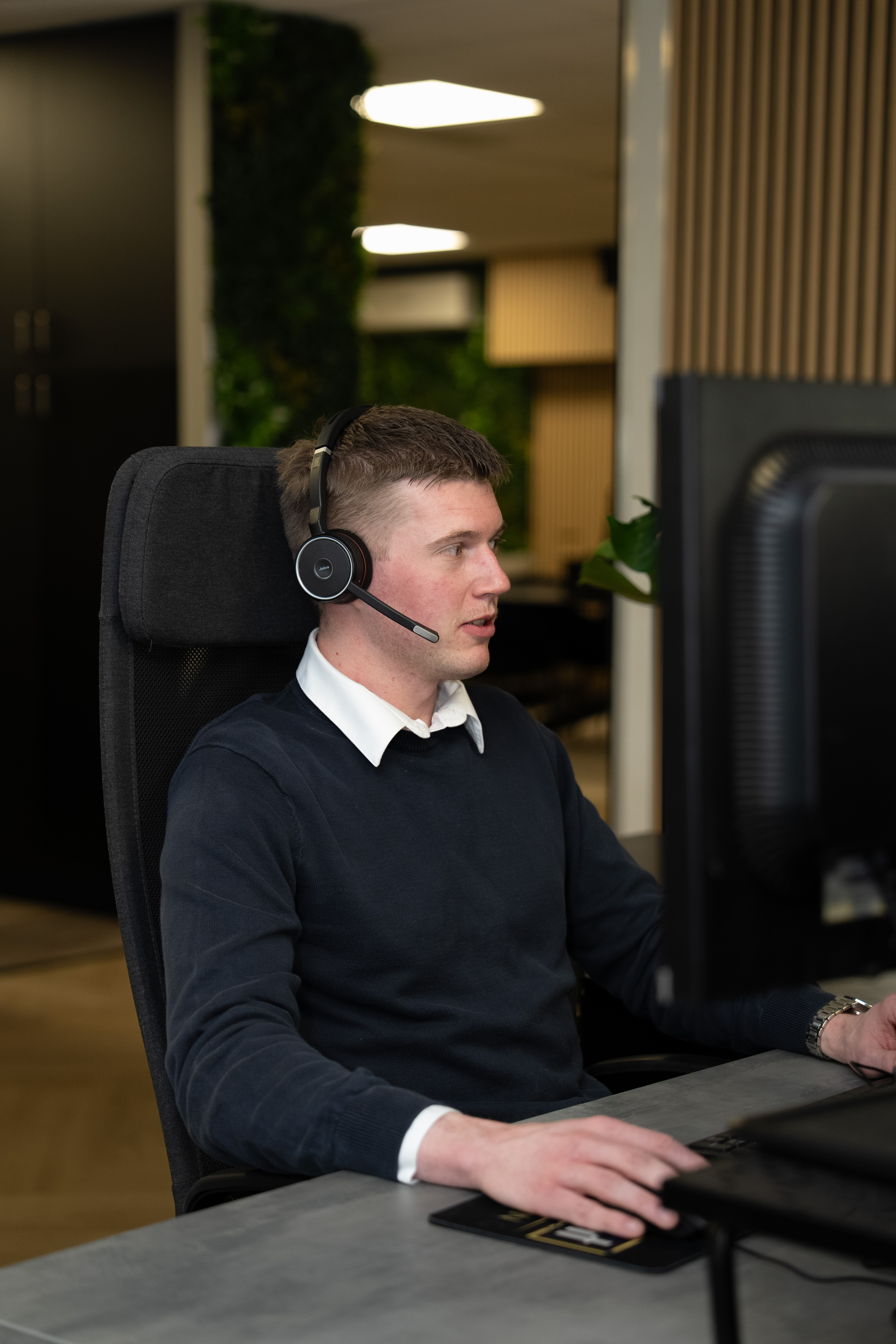 Planner met headset aan het werk