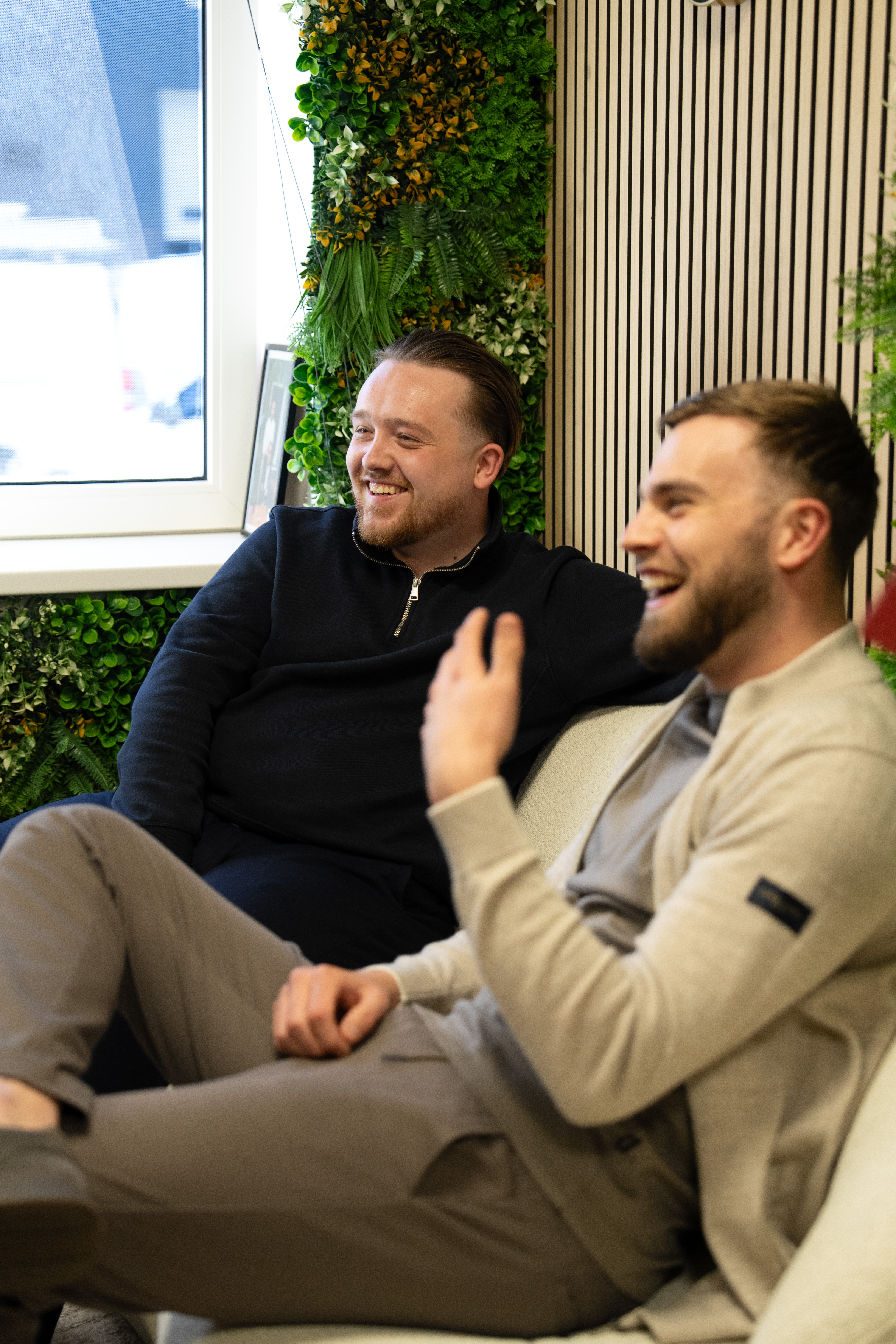 Collega's in gesprek bij Call it Marketing