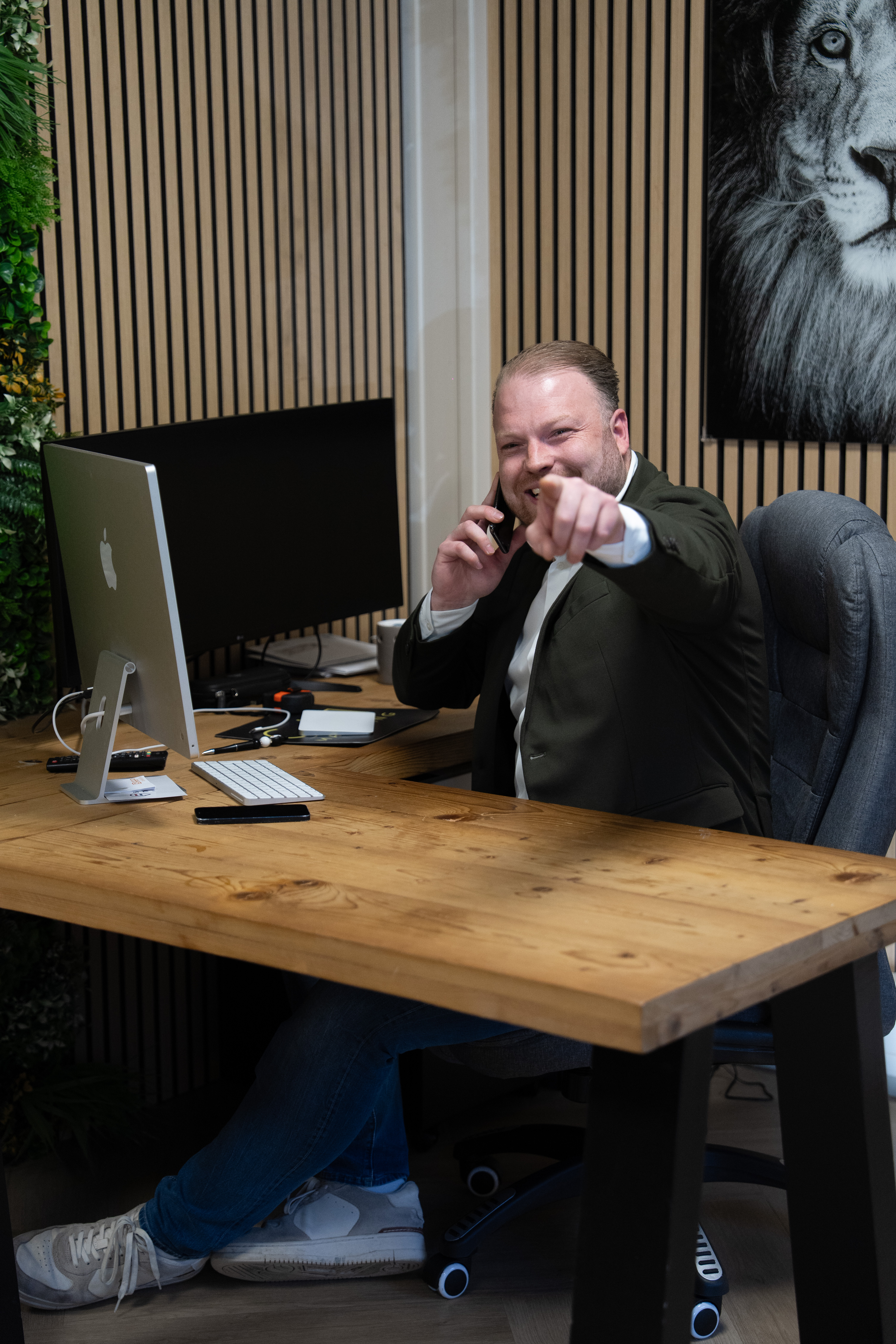 Account manager aan het bellen